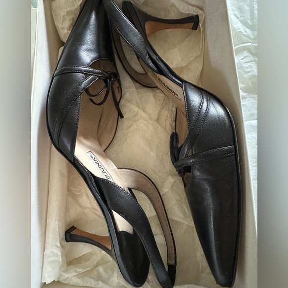 SOLD - Manolo Blahnik D’Orsay black slingback heels with bows - Picture 2 of 11